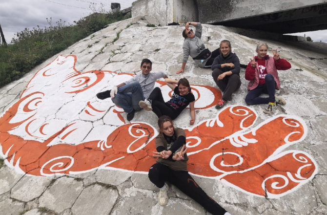 «Уличные художники» украсили Мост влюбленных к 590-летию Соликамска